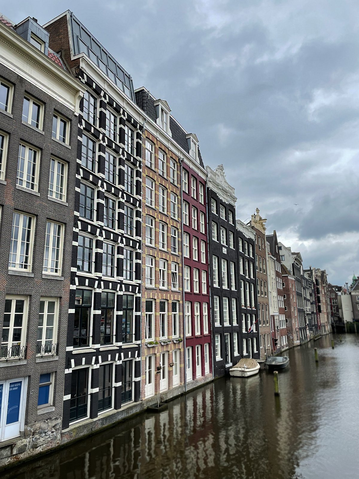 Casas junto a un canal de Ámsterdam