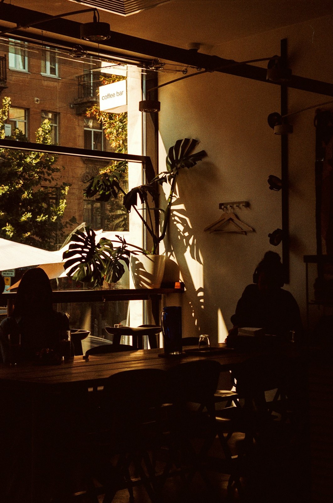 Personas conversando junto a la ventana de una cafetería